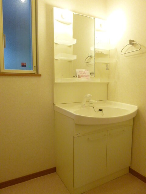 物件内観写真13　(シャワー付洗面化粧台)