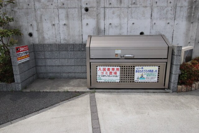 物件外観写真5　(敷地内ゴミ置き場)