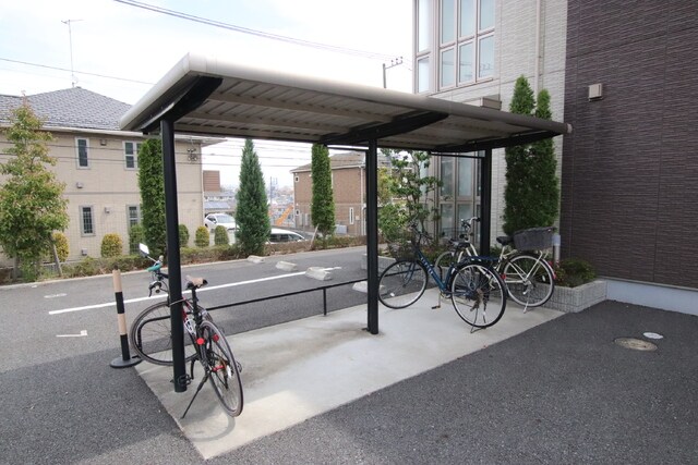 物件外観写真7　(敷地内駐輪場)