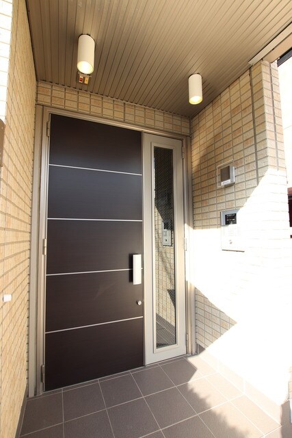 物件外観写真3　(安心のオートロック完備)