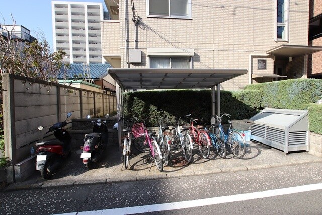 物件外観写真4　(屋根付き駐輪場完備)