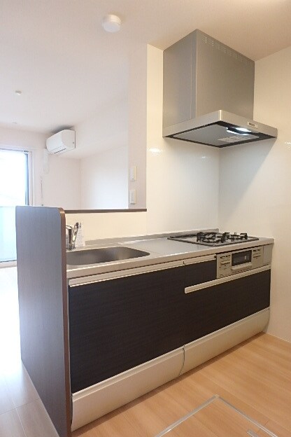 物件内観写真9　(３口ガスコンロのシステムキッチン)