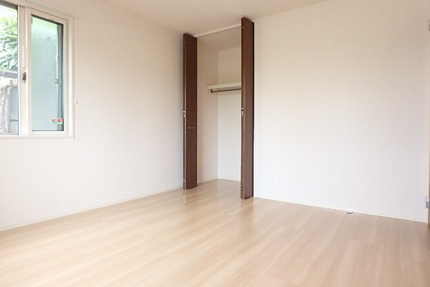 物件内観写真22　(２面採光の洋室７．１帖)