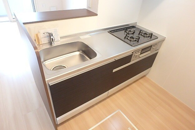 物件内観写真23　(３口ガスコンロのシステムキッチン)