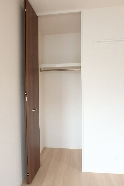 物件内観写真26　(洋室6.1帖の収納)