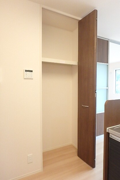 物件内観写真30　(ＬＤＫにも収納があり便利)