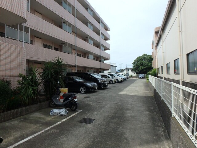 物件外観写真6　(駐車場)