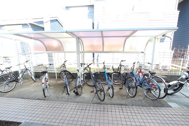 物件外観写真4　(屋根付き駐車場)