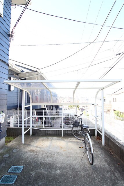 物件外観写真4　(屋根付き駐車場)