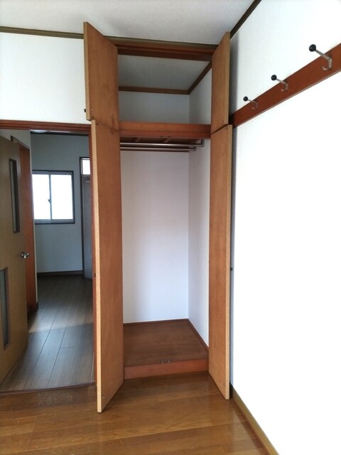 物件内観写真11　(クローゼット　ハンガーパイプ２連)