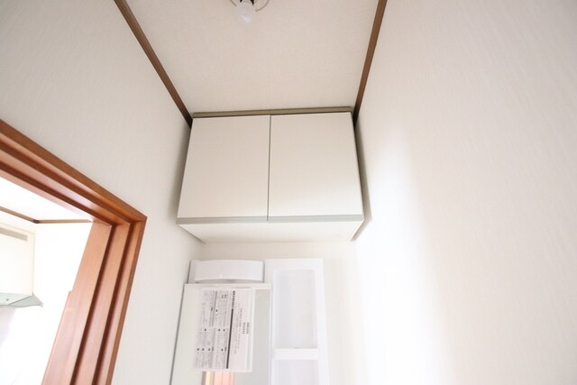 物件内観写真18　(洗面台上部に便利な棚付き)