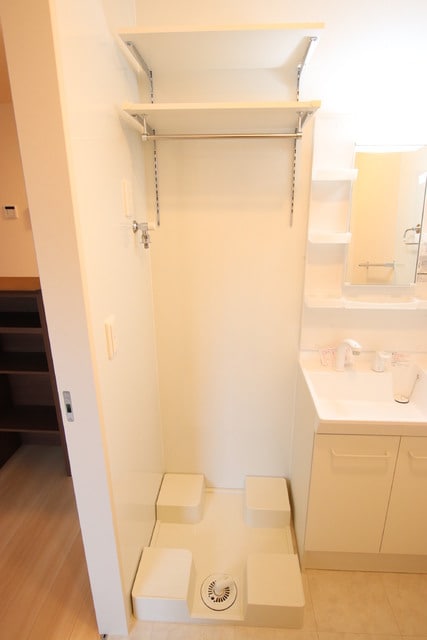 物件内観写真10　(室内洗濯機置き場の上部に棚があり便利)