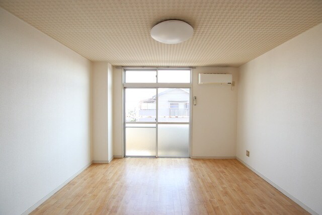 物件内観写真8　(日当たりのよい居室、８帖収納つきです)