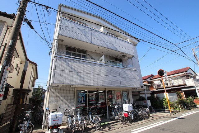 物件外観写真3　(近隣にスーパーあり。)