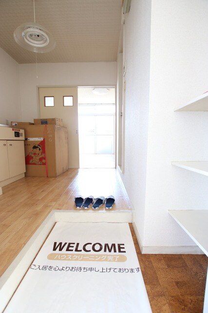 物件内観写真11　(玄関から見た室内)