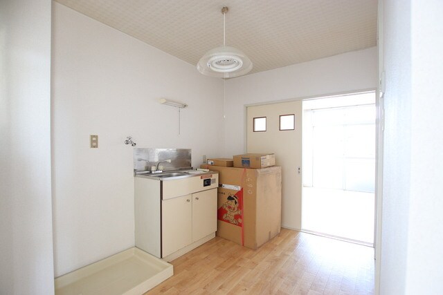 物件内観写真13　(明るい光の差し込むキッチン)