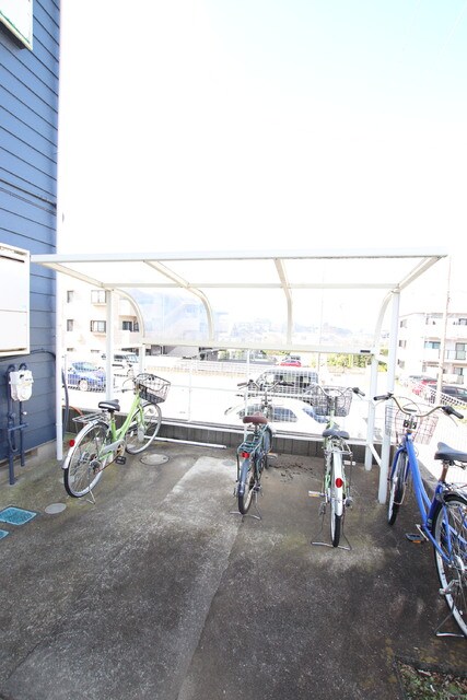 物件外観写真4　(屋根付き駐車場)