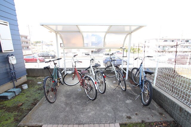 物件外観写真3　(屋根付き駐車場)