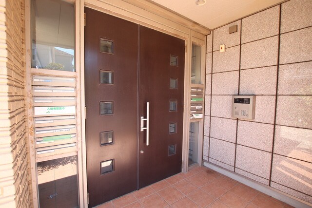 物件外観写真4　(安心のオートロック完備)