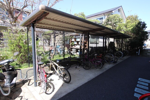 物件外観写真5　(屋根付きの駐輪場完備)