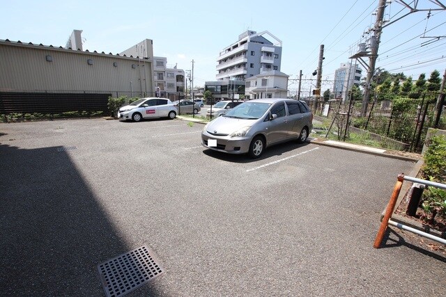 物件外観写真4　(敷地内に駐車場あります)