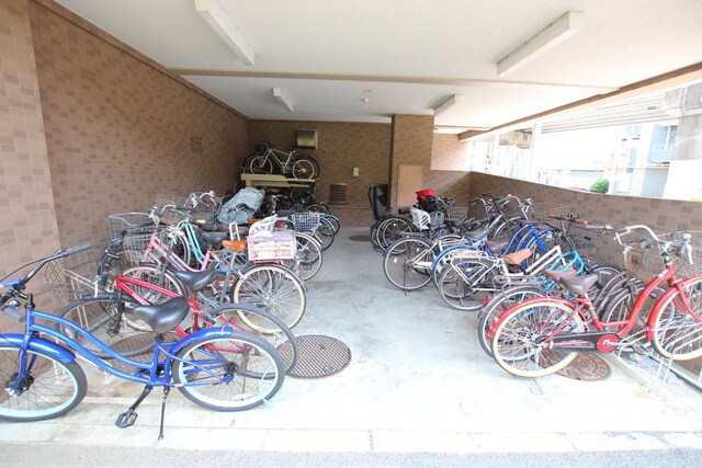 物件外観写真8　(屋根付き駐輪場完備)