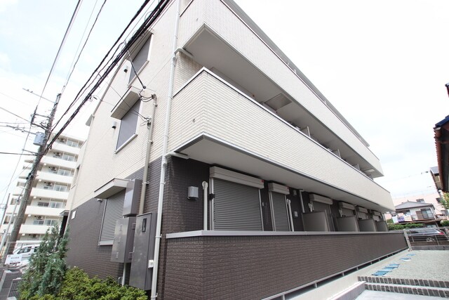 物件外観写真1　(閑静な住宅街に立地)