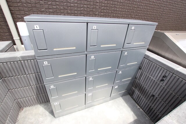 物件外観写真4　(不在時に便利な宅配ボックス)