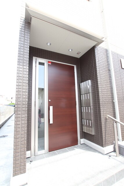 物件外観写真5　(安心のオートロック完備)