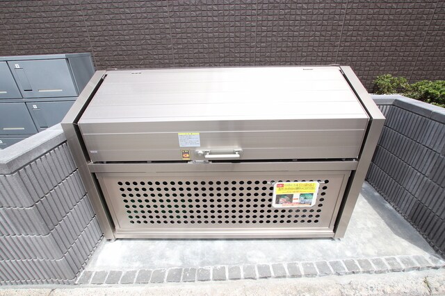 物件外観写真6　(敷地内にゴミ置き場あります)