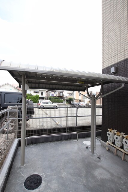 物件外観写真7　(屋根付き駐輪場完備)