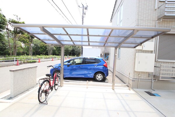 共用設備(屋根付き駐輪場完備)