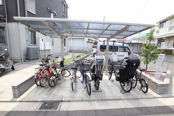 共用設備(屋根付き駐輪場完備)