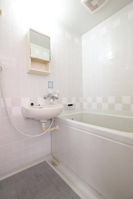 物件内観写真8　(白基調のバスルーム)