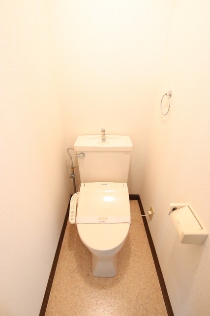 物件内観写真11　(温水洗浄暖房便座付きトイレ)