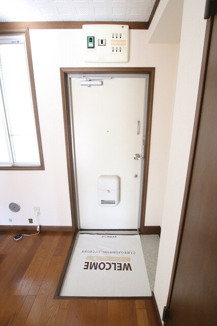 物件内観写真12　(収納付き玄関)