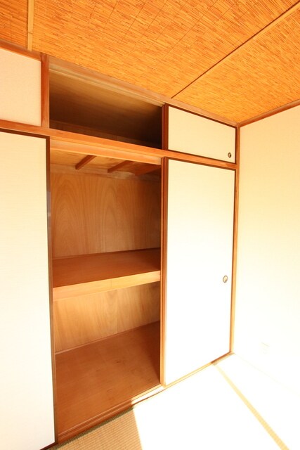 物件内観写真16　(和室6帖の収納)