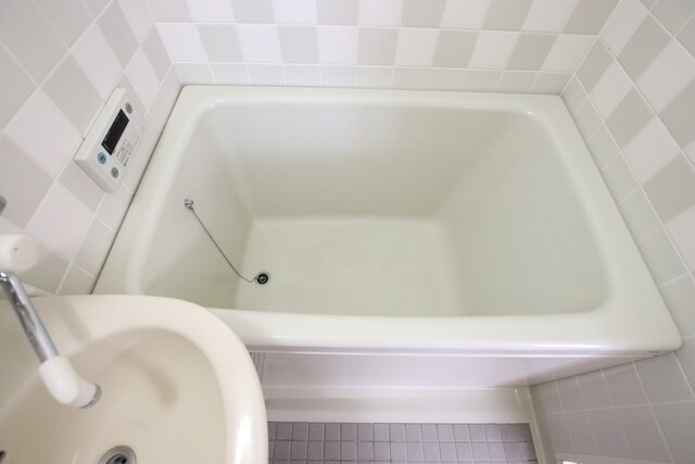 物件内観写真29　(白基調のバスタブ)