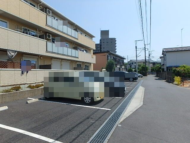 物件外観写真3　(敷地内に駐車場あります)