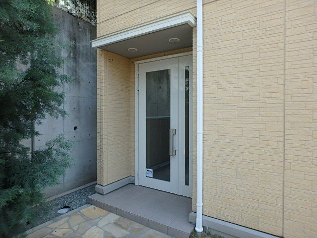 物件外観写真4　(安心のオートロック完備)