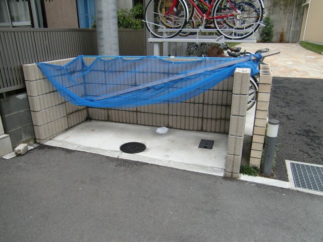 物件外観写真7　(敷地内にごみ置場あります)