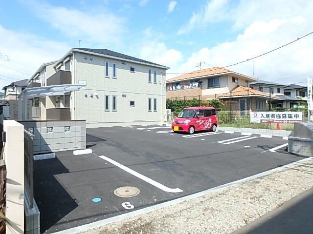 物件外観写真4　(敷地内駐車場あり)