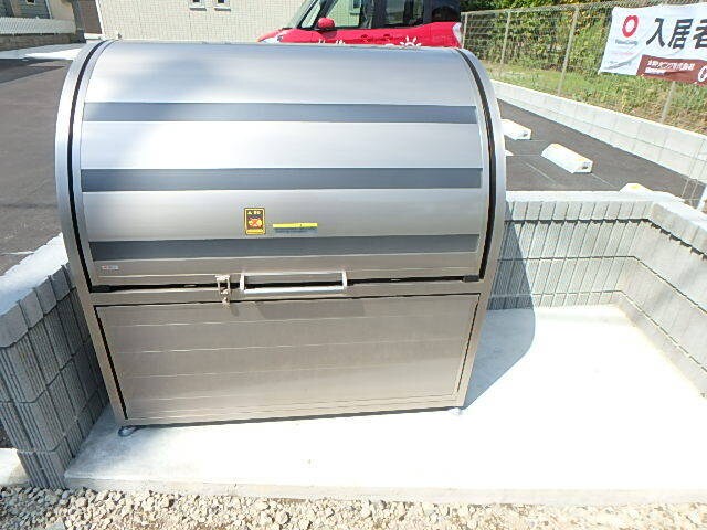 物件外観写真8　(敷地内ゴミ置き場)