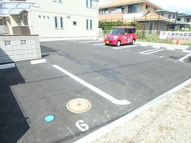 物件外観写真9　(敷地内駐車場あり)