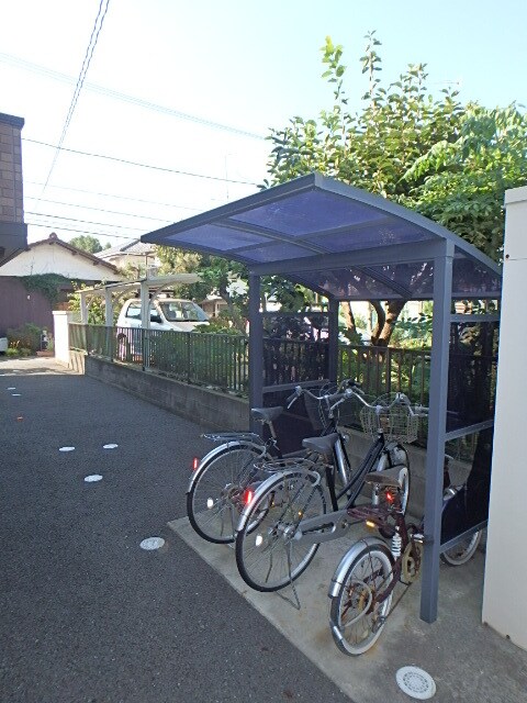 物件外観写真5　(屋根付きの駐輪場)