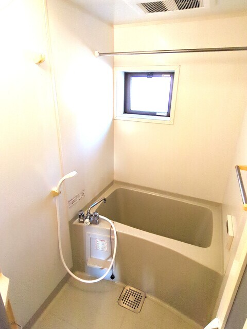 物件内観写真9　(追焚・浴室乾燥機付きのバスルームは窓があり換気にも最適です)