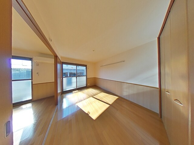 物件内観写真11　(南側洋室6帖　バルコニーに面しています)