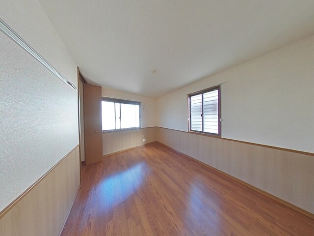 物件内観写真12　(北側洋室6帖２面採光)