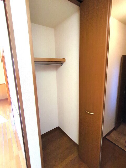 物件内観写真21　(廊下の収納)