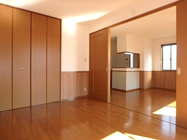 物件内観写真23　(洋室・リビングの間は引き戸を開ければ広々)